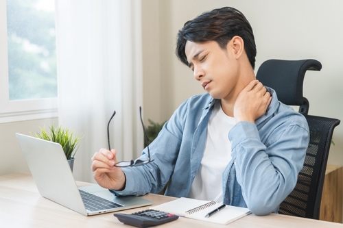 Woman clutching lower back with highlighted spine and muscle pain graphic
